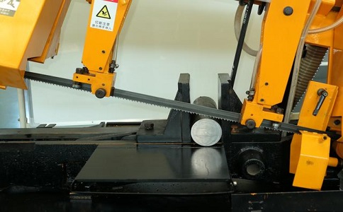 毛嘴镇数控带锯床自动送料精度会出现偏差吗？